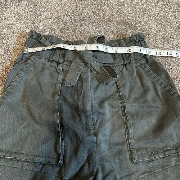 H&M Paper Bag High Waisted Tie Waist Belted, soft loose Shorts dark green - Picture 10 of 12